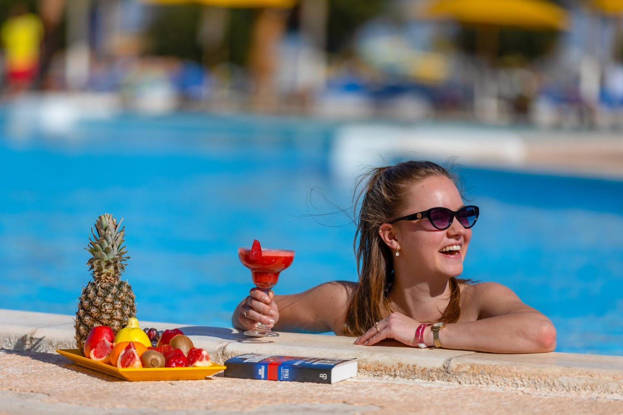 Pickalbatros Royal Moderna Sharm "Aqua Park" Hotel Exterior photo A woman wearing sunglasses