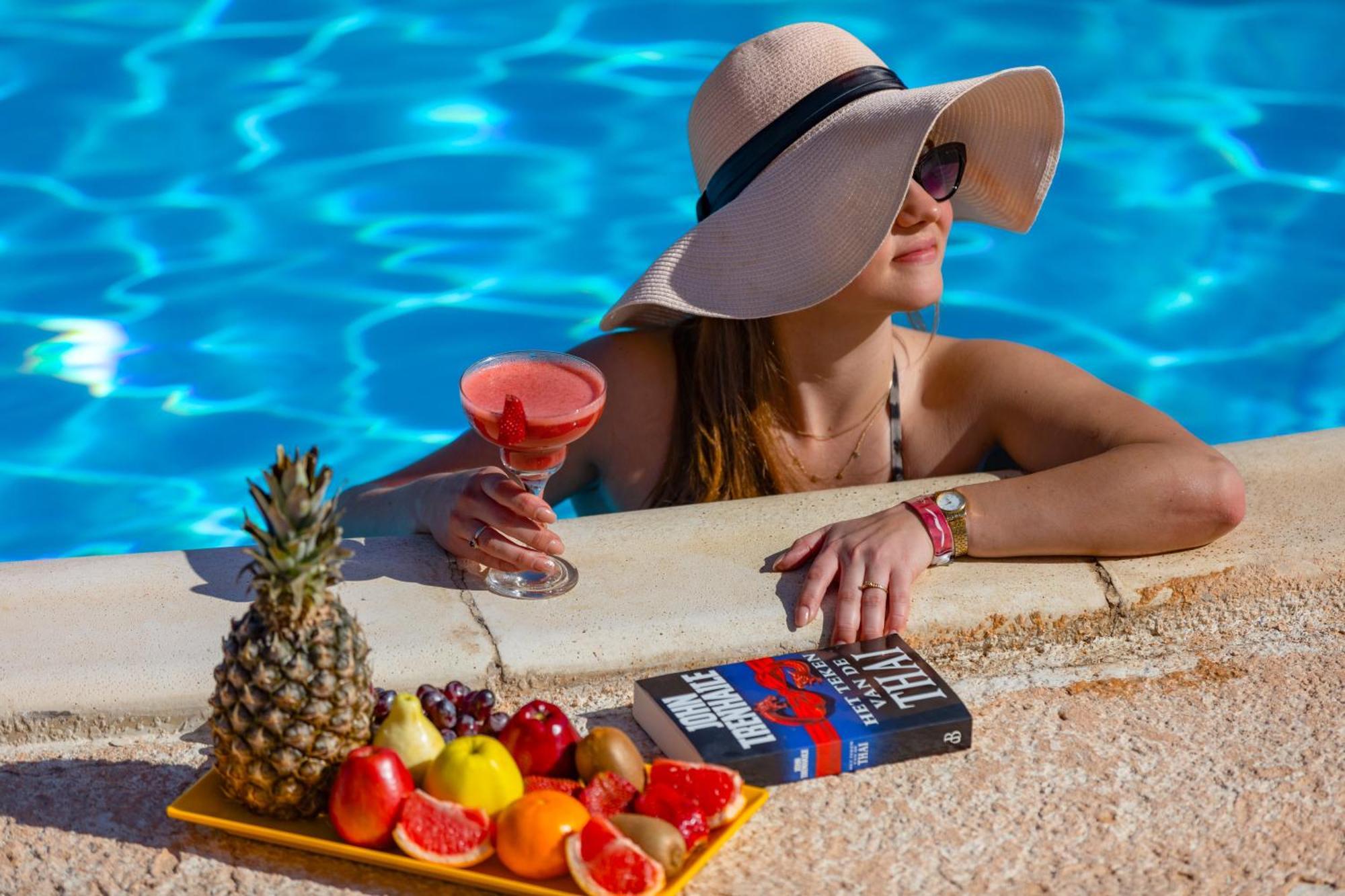 Pickalbatros Royal Moderna Sharm "Aqua Park" Hotel Exterior photo A woman wearing a hat
