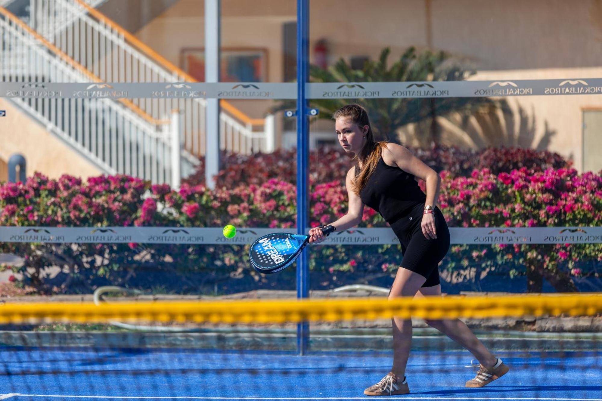 Pickalbatros Royal Moderna Sharm "Aqua Park" Hotel Exterior photo A player in action