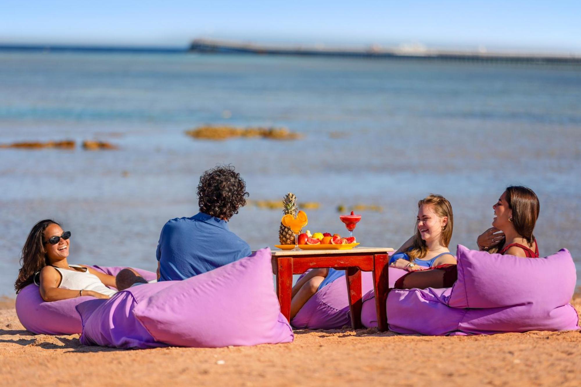 Pickalbatros Royal Moderna Sharm "Aqua Park" Hotel Exterior photo Tourists on the beach of El Alamein