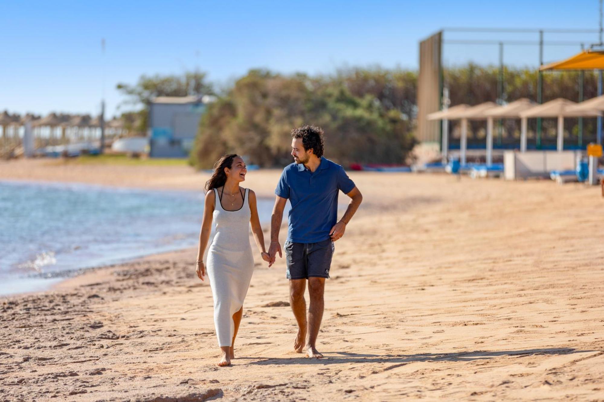 Pickalbatros Royal Moderna Sharm "Aqua Park" Hotel Exterior photo A couple walking on the beach