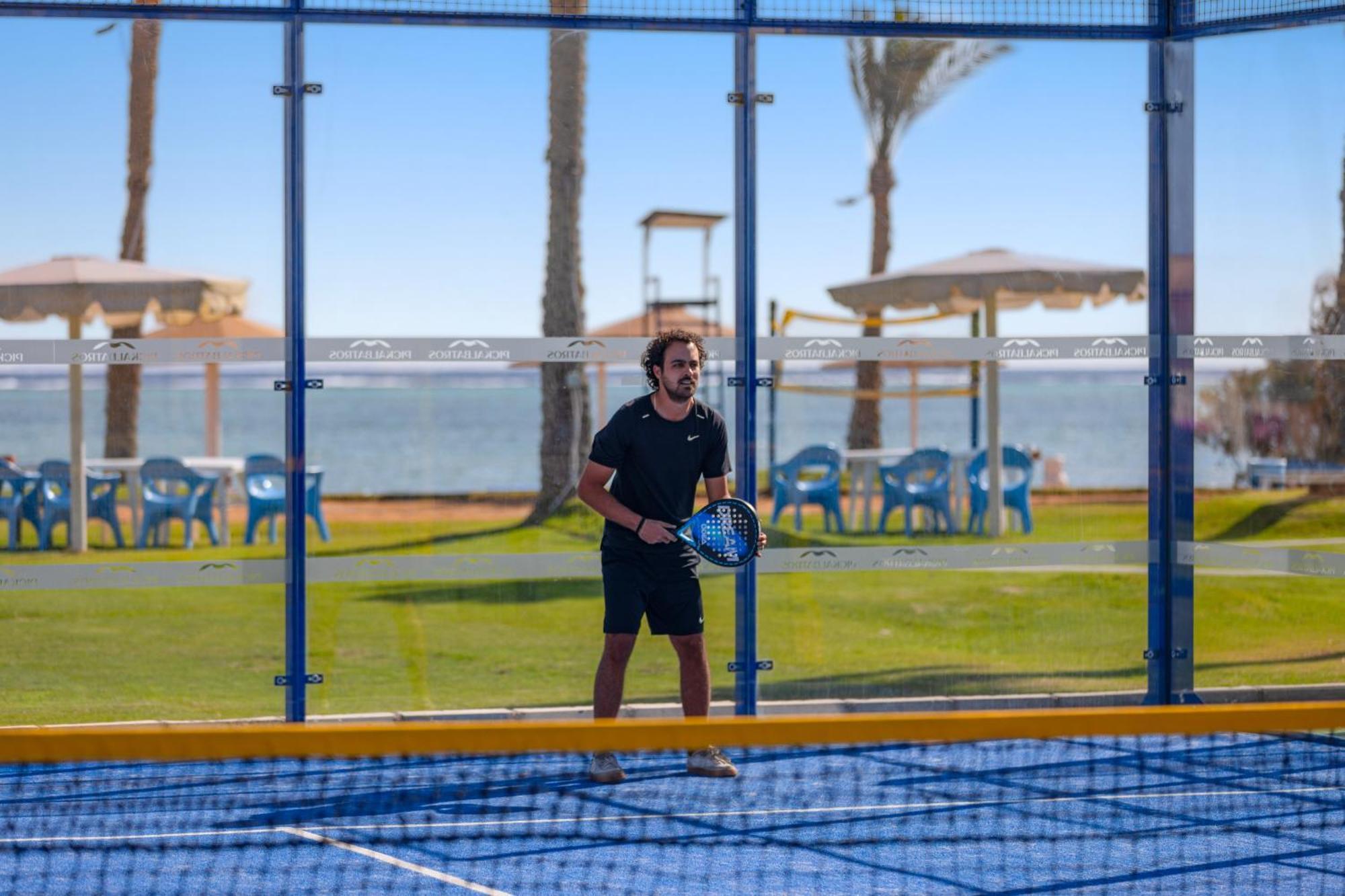 Pickalbatros Royal Moderna Sharm "Aqua Park" Hotel Exterior photo A player waiting for the serve