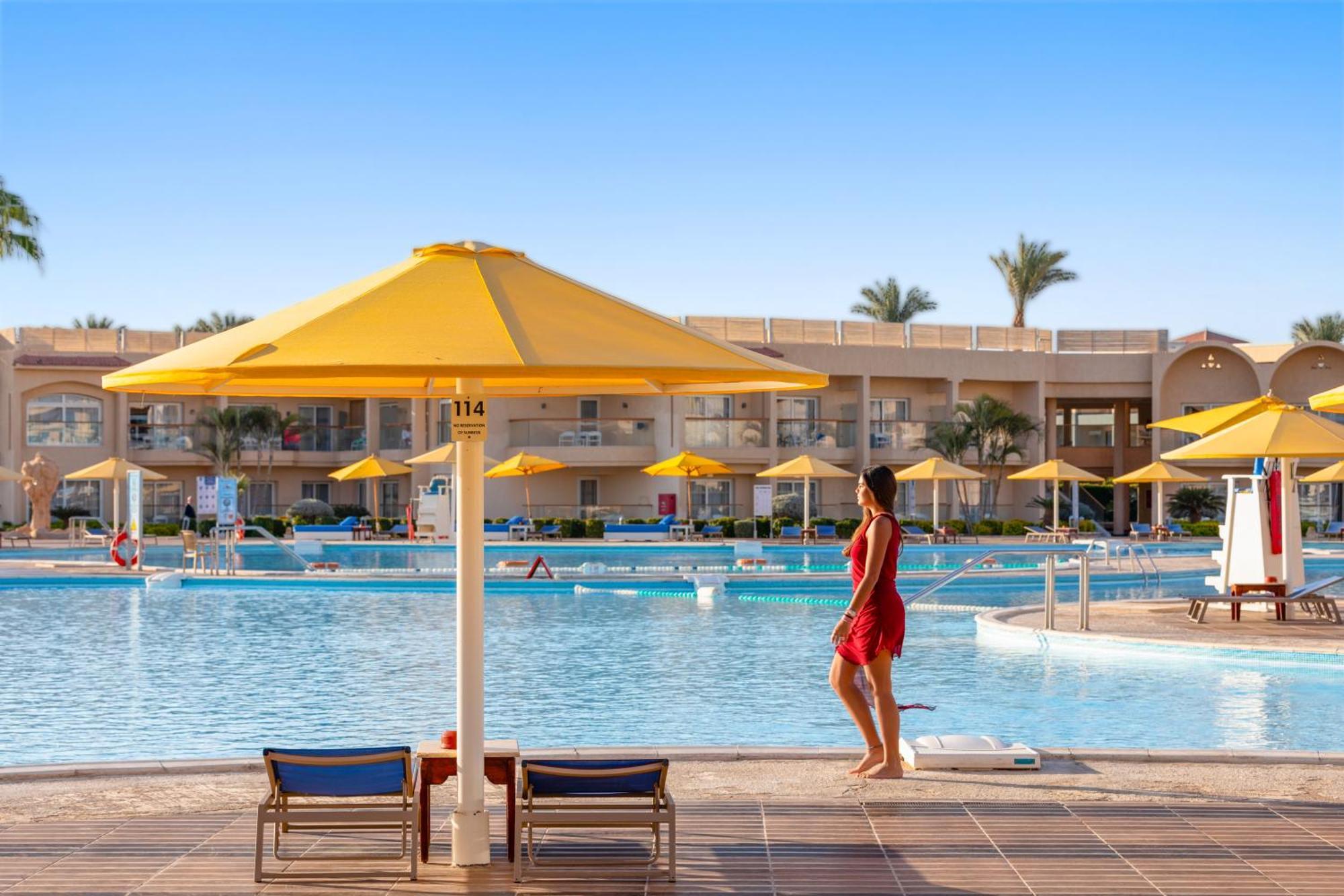 Pickalbatros Royal Moderna Sharm "Aqua Park" Hotel Exterior photo A pool at a resort in Sharm El Sheikh