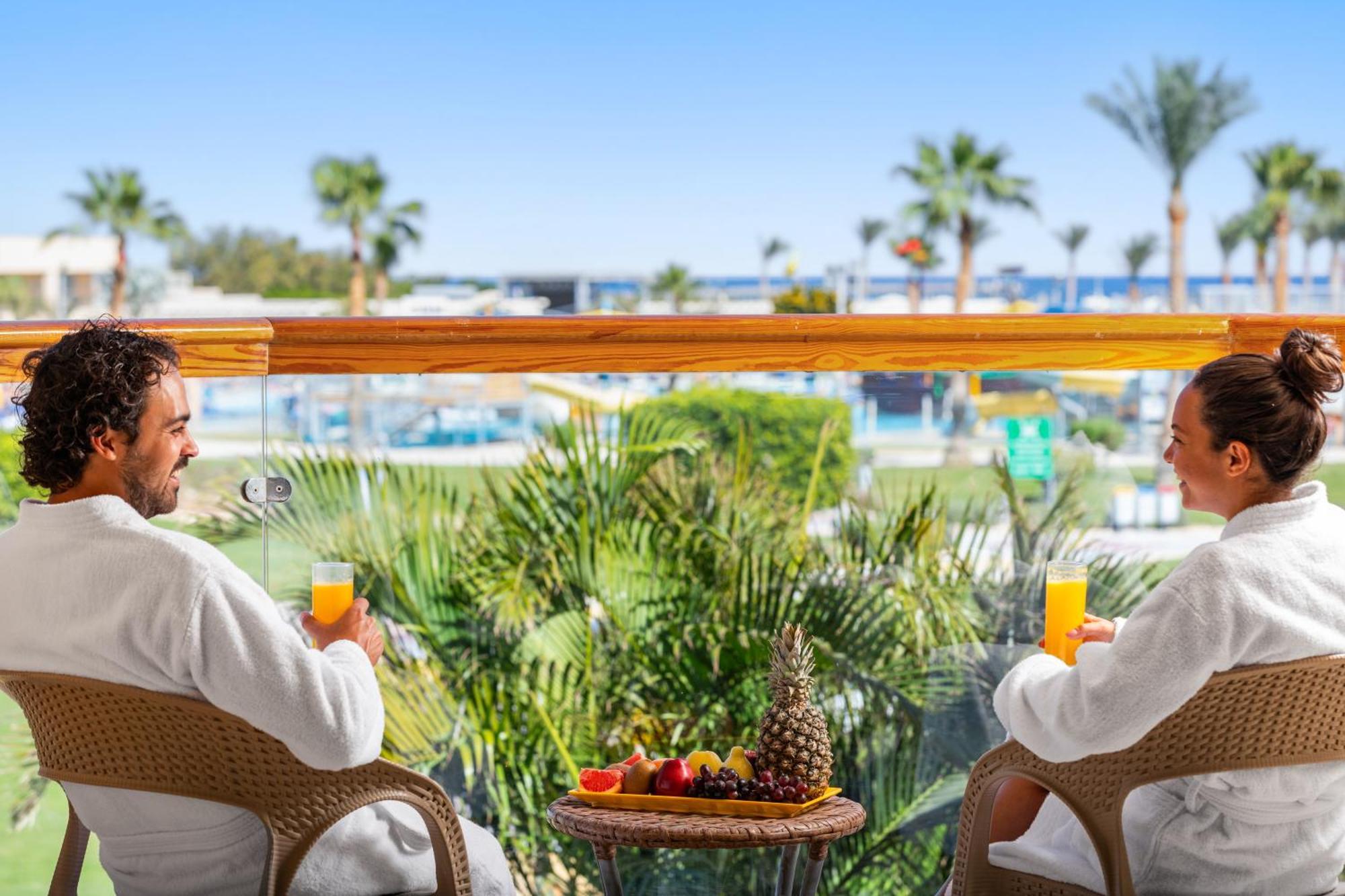 Pickalbatros Royal Moderna Sharm "Aqua Park" Hotel Exterior photo A couple at a resort